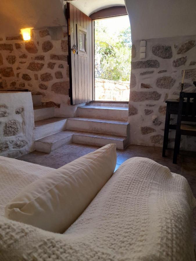 The Two Carob Trees, Traditional Stonehouse, Nikandri, Pirgos Diros Apartment Lefkias Exterior photo