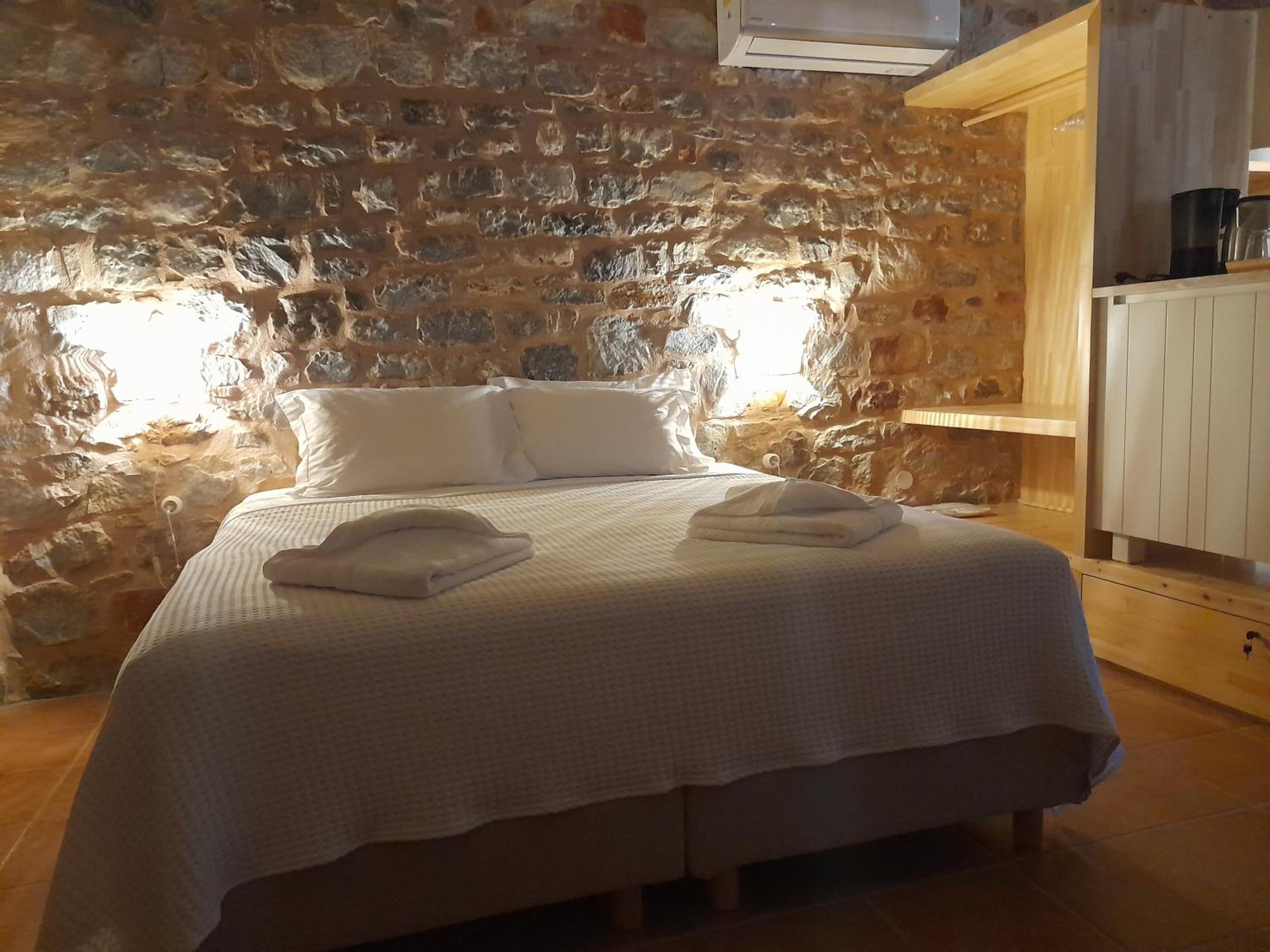 The Two Carob Trees, Traditional Stonehouse, Nikandri, Pirgos Diros Apartment Lefkias Exterior photo